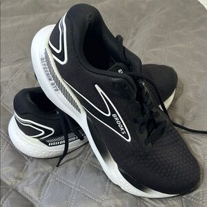 Brooks Men's Black and White Athletic Shoes